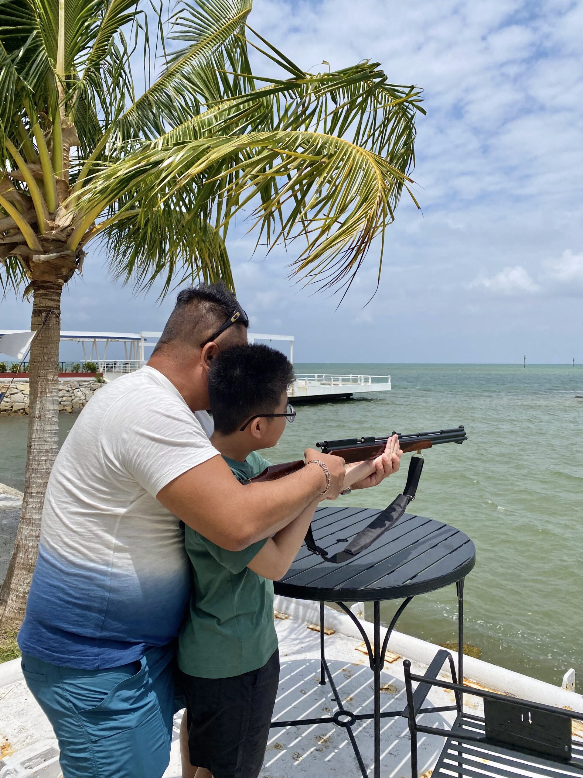 Let the young man aim his rifle