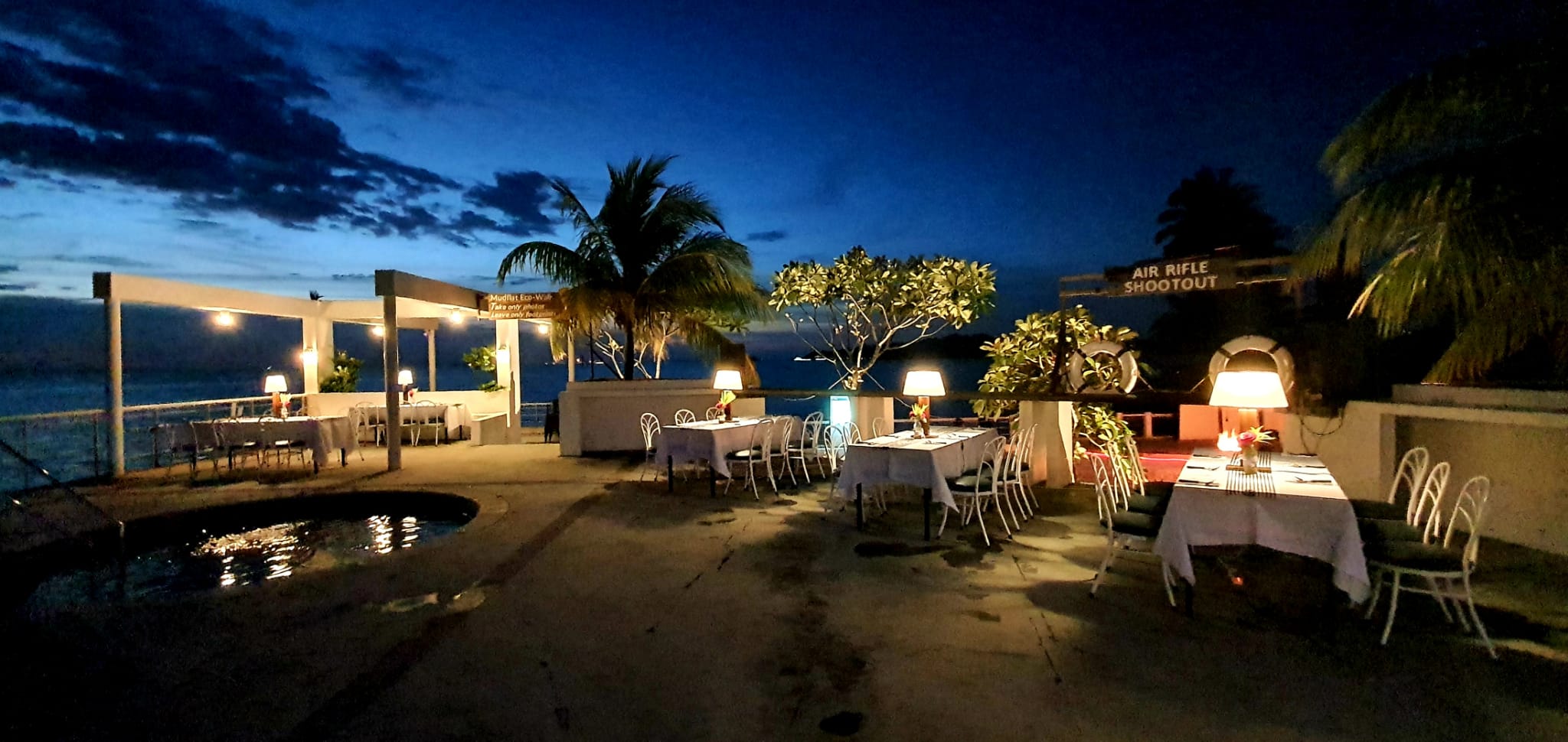 Sea-side group dinner table set-up