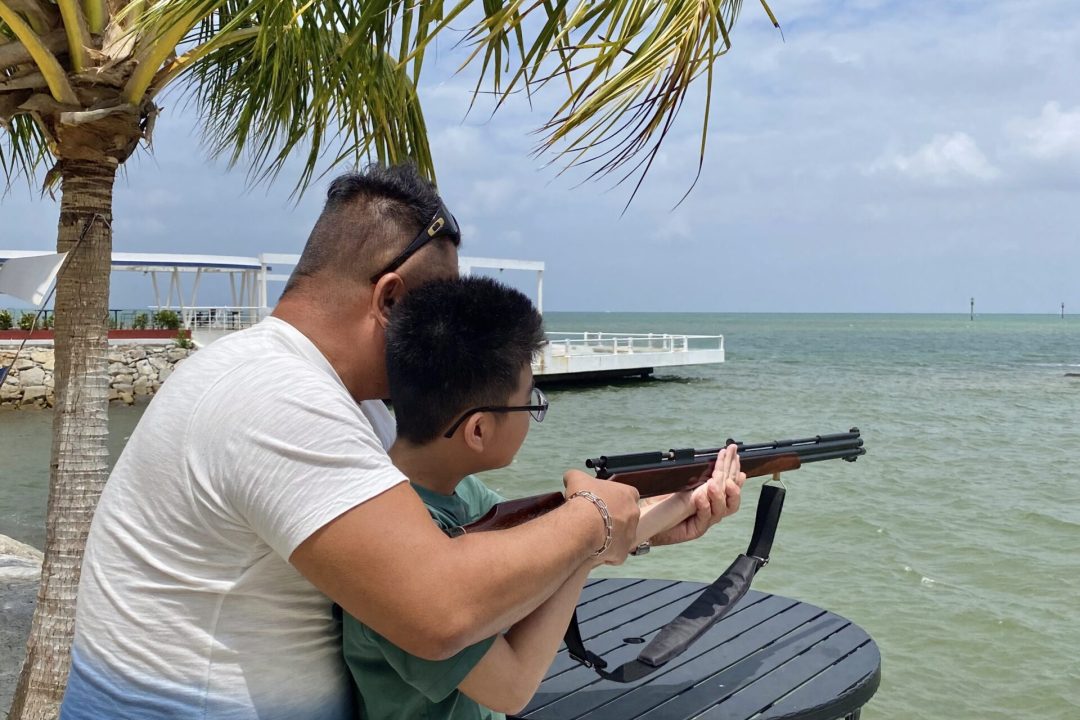 Let the young man aim his rifle