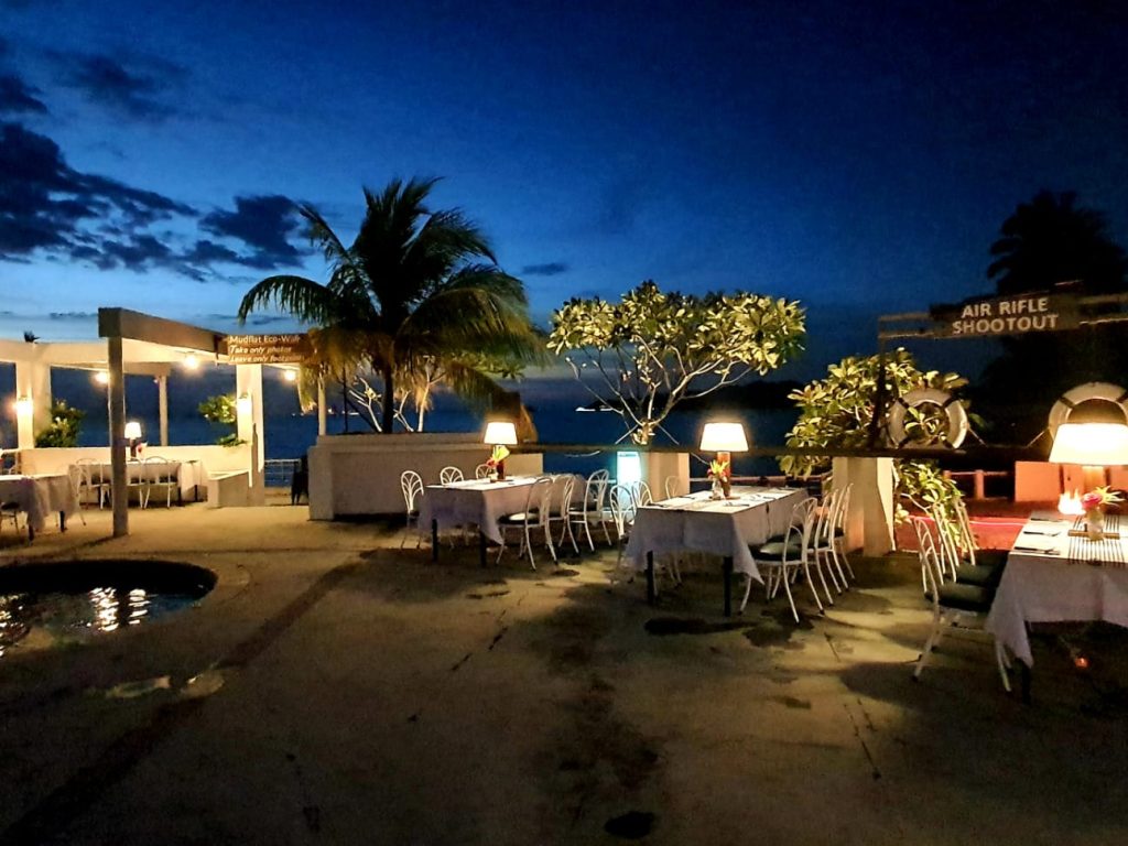 Sea-side group dinner table set-up